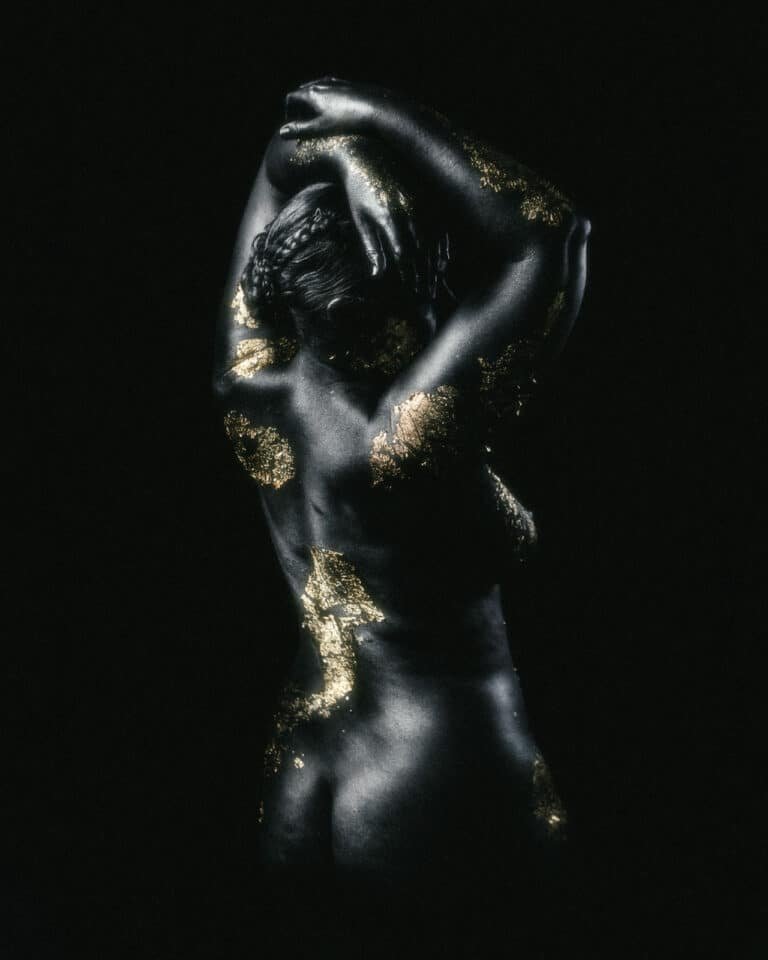 GOLD + SHADOW BODY-PAINTING SESSION