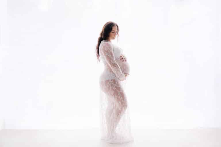 SARAH’S MATERNITY SESSION (STUDIO + RIVER)